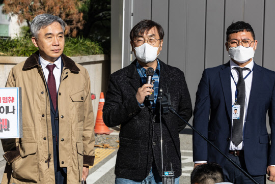 '더탐사' 소속의 강진구 기자(가운데)와 PD 등 관계자들.<연합뉴스>